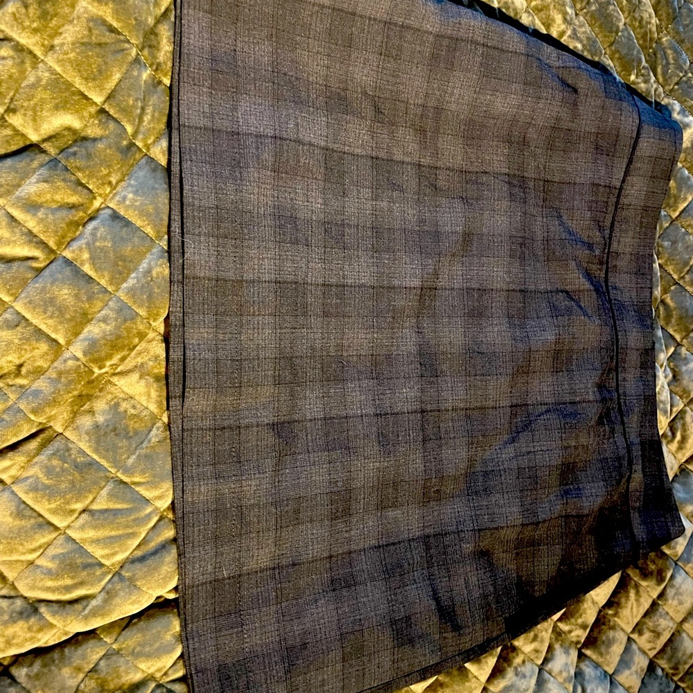 19” plaid skirt w/piped black trim on side pockets.